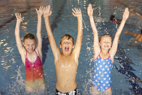 Niños en piscina Fotos de stock