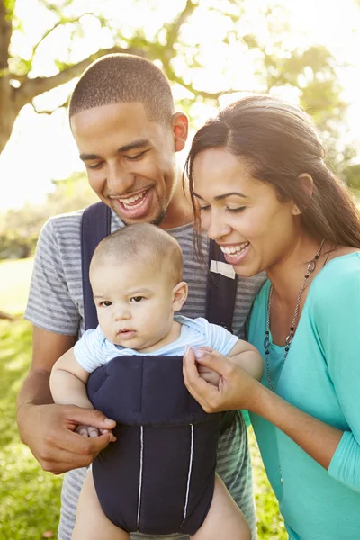 Familie mit Baby-Sohn — Stockfoto