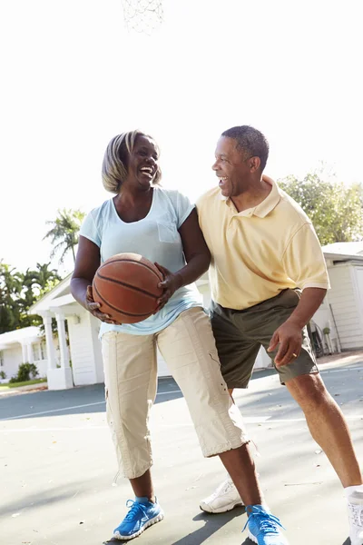Äldre par spela basket — Stockfoto