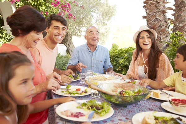 Mehrgenerationenfamilie genießt Essen — Stockfoto