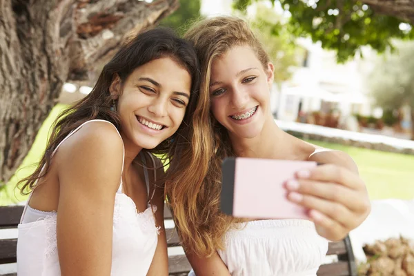 Meninas adolescentes tomando selfie — Fotografia de Stock