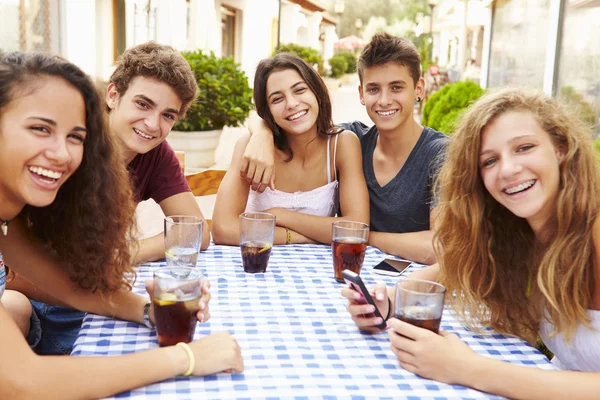 Amigos adolescentes no café — Fotografia de Stock