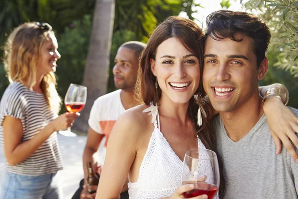 Par med vänner dricker vin — Stockfoto