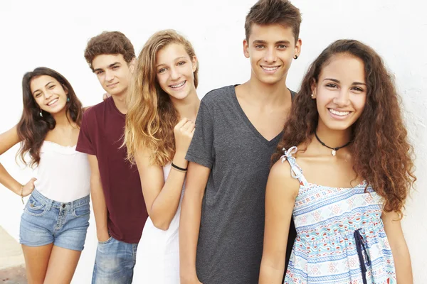 Grupo adolescente contra a parede — Fotografia de Stock