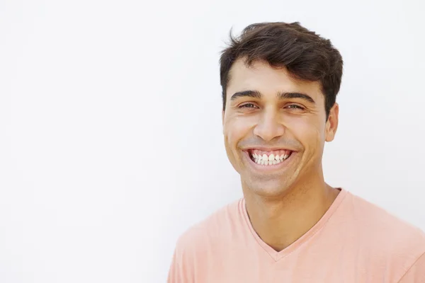 Jeune homme debout près du mur — Photo