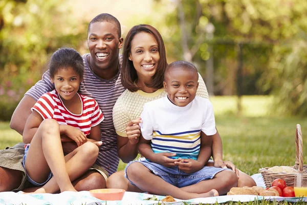 Família fazendo piquenique no jardim — Fotografia de Stock