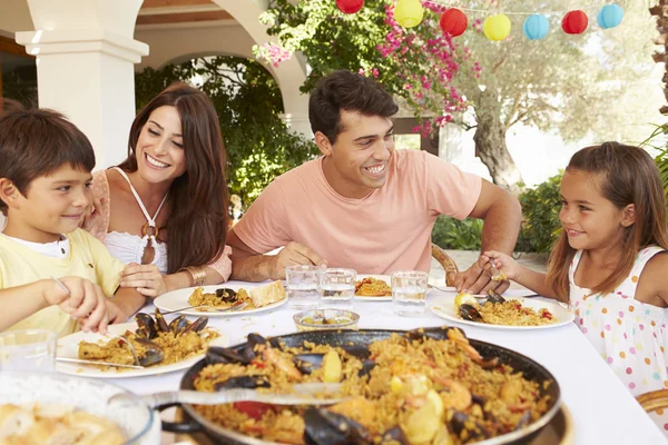 Hispanische Familie genießt Mahlzeit im Freien — Stockfoto