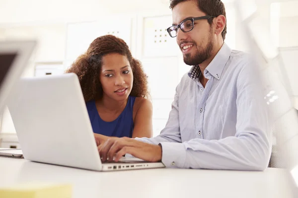 Uomini d'affari che utilizzano laptop in ufficio — Foto Stock