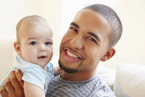 Vader speelt met baby zoon — Stockfoto