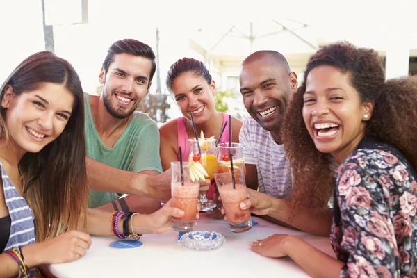 Vrienden cocktails drinken — Stockfoto