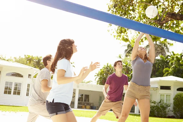 Молодые друзья играют в волейбол — стоковое фото