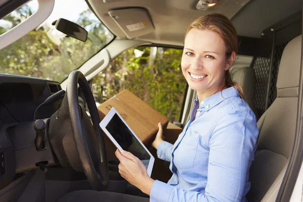 Motorista de entrega feminina em Van — Fotografia de Stock