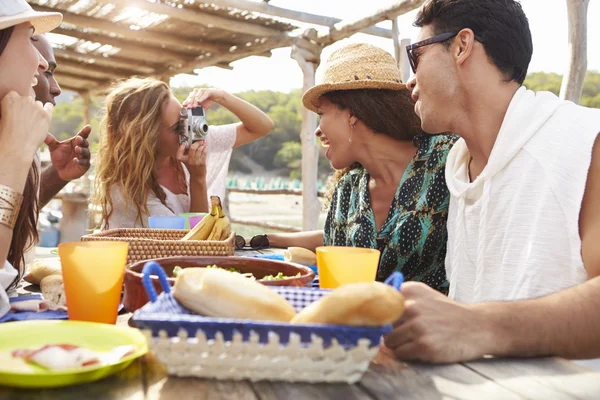 Vänner njuta av Lunch — Stockfoto