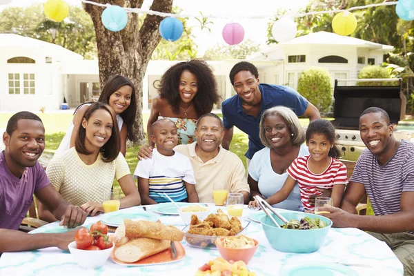 Família de várias gerações desfrutando da refeição — Fotografia de Stock