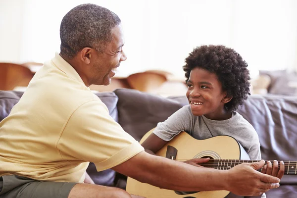 Abuelo enseñanza nieto jugar guitarra —  Fotos de Stock