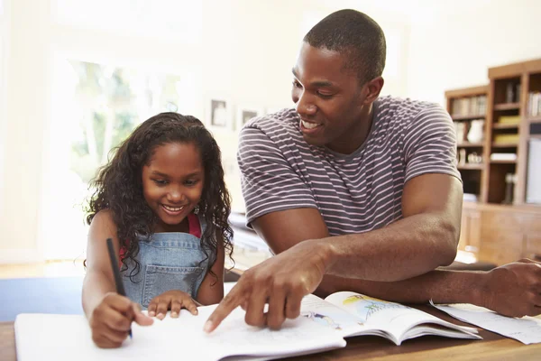Far hjälper dottern med läxorna — Stockfoto