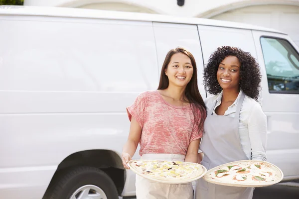 Vrouw die pizza brengt — Stockfoto