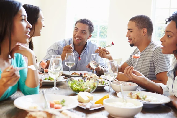 Amigos disfrutando de la comida — Foto de Stock