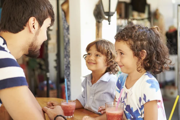 Τα παιδιά που πίνουν φρούτα Smoothies — Φωτογραφία Αρχείου