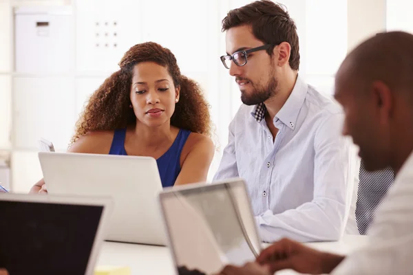 Businesspeople Using Laptop — Stock Photo, Image