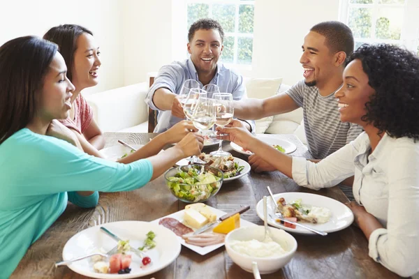 Amis appréciant le repas à la maison — Photo