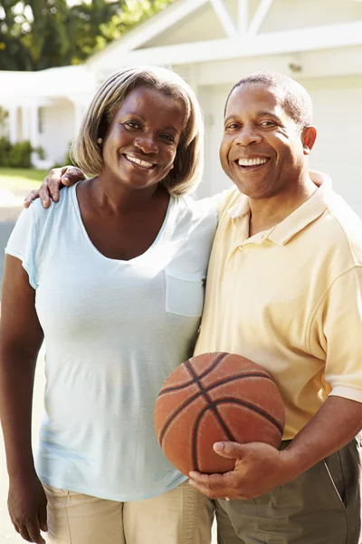 Seniorenpaar spielt Basketball — Stockfoto
