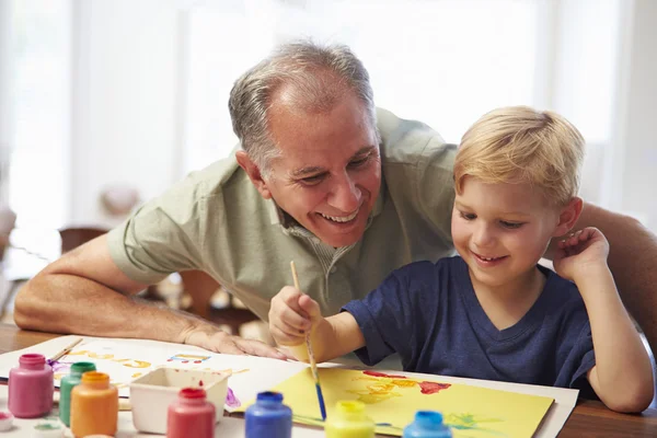 Nonno pittura quadro con nipote — Foto Stock