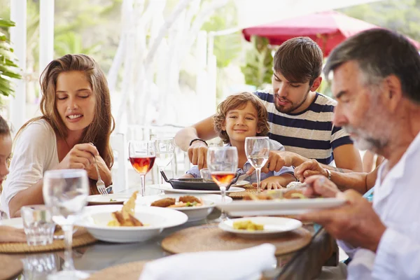 Família de várias gerações desfrutando da refeição — Fotografia de Stock