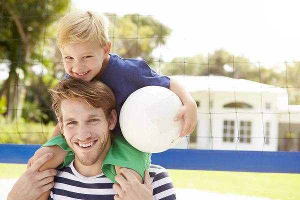 Vader en zoon spelen volleybal — Stockfoto