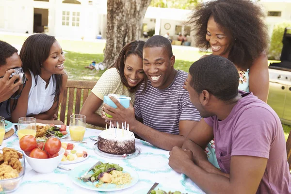 Amigos comemorando aniversário — Fotografia de Stock