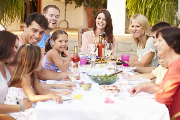 Stor familj njuter av måltid — Stockfoto