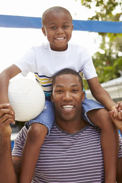 Батько і син грають у волейбол — стокове фото