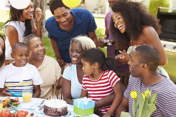 Сім'я багато поколінь святкування дня народження — стокове фото