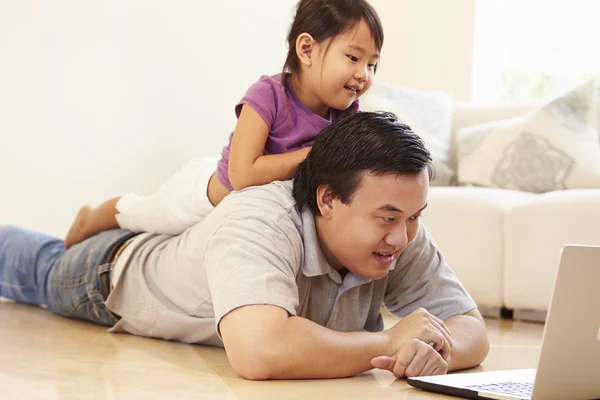 Pai e filha com laptop — Fotografia de Stock