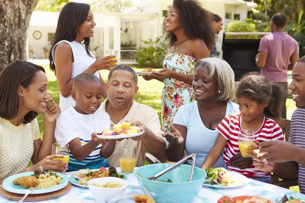 Famille multi-génération appréciant les repas — Photo