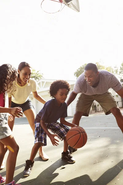 Família jogando jogo de basquete — Fotografia de Stock