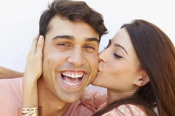 Glückliches junges hispanisches Paar — Stockfoto