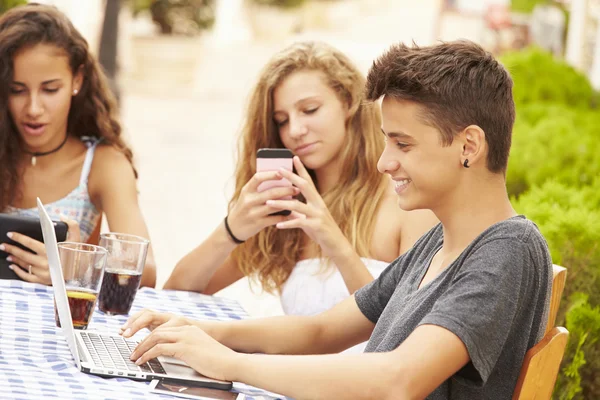 Jeugdvrienden zitten in café — Stockfoto