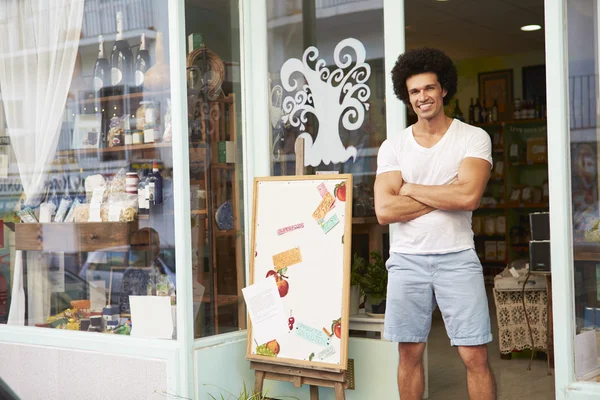 Hombre de pie fuera de la tienda — Foto de Stock