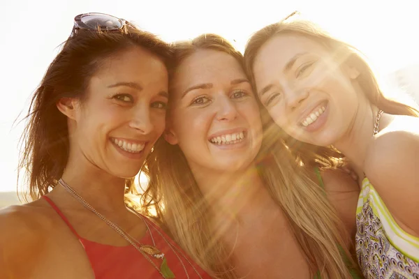 Amigos femeninos en vacaciones de verano — Foto de Stock