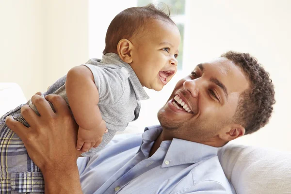 Vater spielt mit Baby-Sohn — Stockfoto