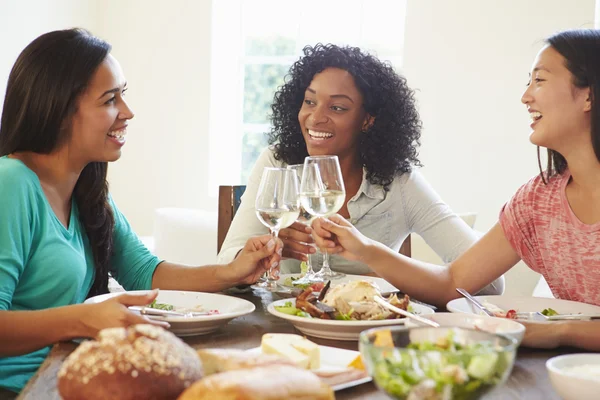 Amici di sesso femminile godendo pasto — Foto Stock