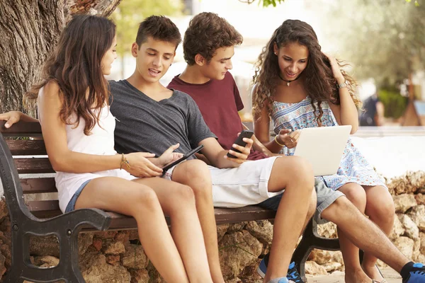 Amis adolescents assis dans le parc — Photo