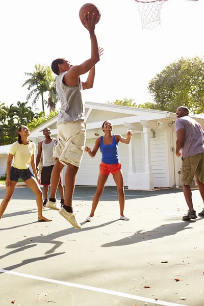 Vrienden spelen basketbal wedstrijd — Stockfoto