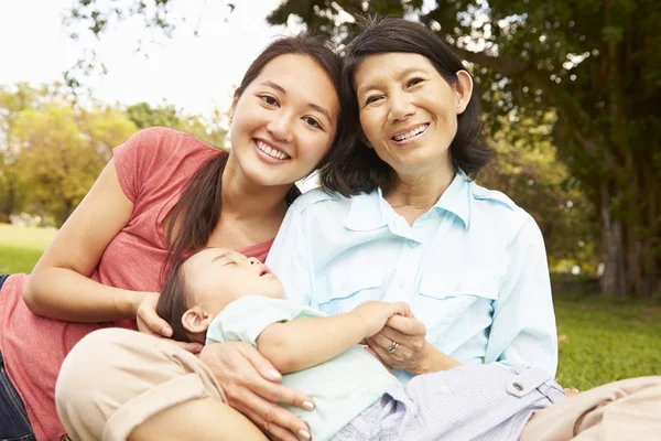 Mormor med barnbarn och dotter — Stockfoto