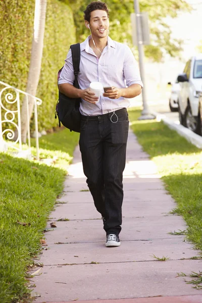 Homme marchant dans la rue — Photo