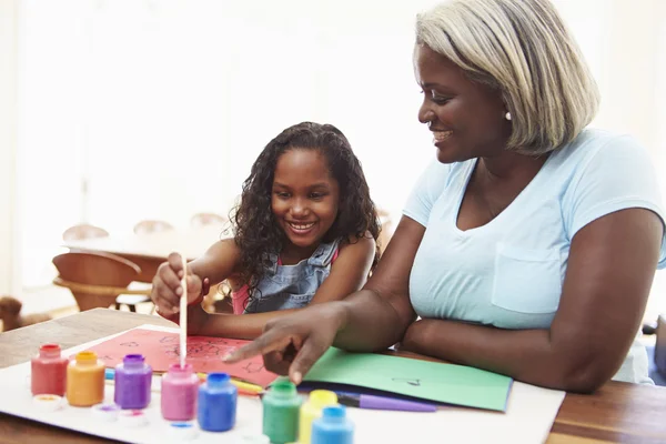 Abuela pintura cuadro con nieta — Foto de Stock