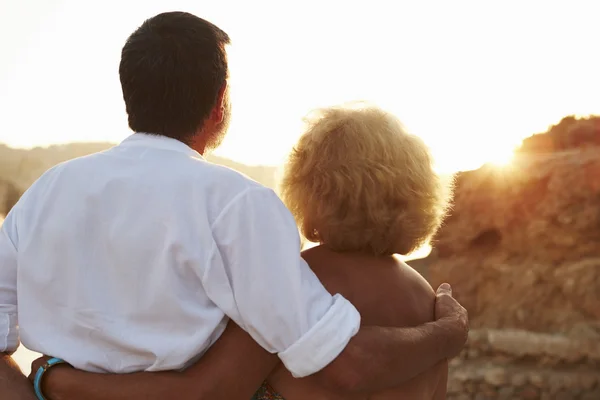 Senior paar kijken naar zonsondergang — Stockfoto