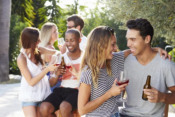 Пара с друзьями пьют вино — стоковое фото