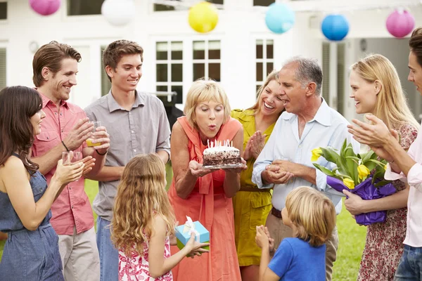 Çoklu nesil aile kutluyor doğum günü — Stok fotoğraf